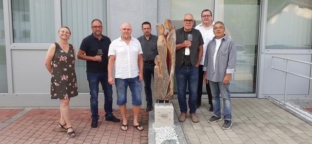 Karin Lechner, Dirk Rath, Alois Lechner, Hans Bauer, Franz Antoni, Hans Haiden und Künstler Haydar Celik (v.l.) mit Holzskulptur "Kleine Familie". | Foto: RAXmedia