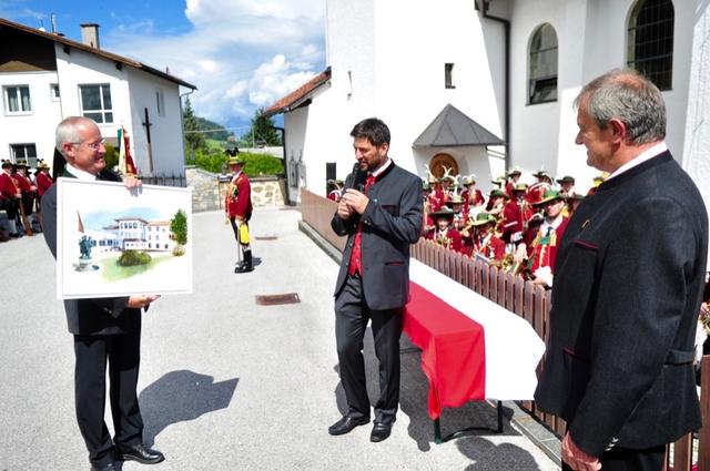 Vizebgm. Thomas Oberdanner und GR Martin Kastl (li.) überreichten das Geschenk des Gemeinderates. | Foto: Hassl