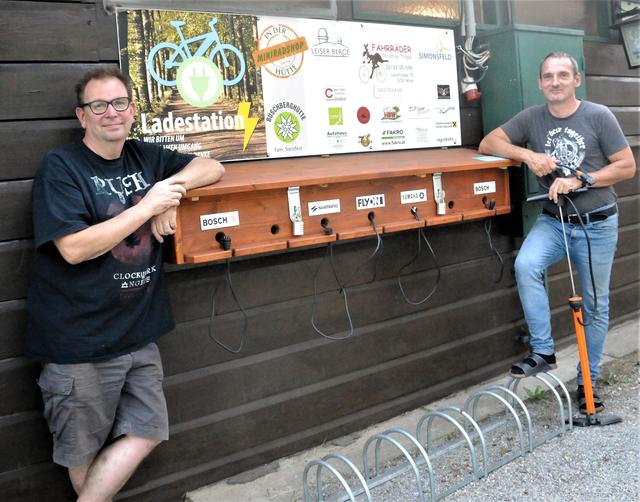 Christian Trappl und Ingo Steinfest bei der neuen E-Bike-Ladestation am Buschberg. | Foto: Christelli