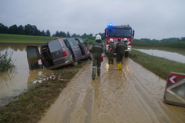 Der Taxifahrer war von den Wassermassen überrascht worden und musste sein Fahrzeug im Rückhaltebecken zurücklassen. | Foto: Feuerwehr Jennersdorf