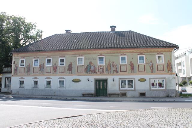 Das Gasthaus Steinleitner liegt direkt an der Hauptstraße und gegenüber dem Gemeindezentrum.