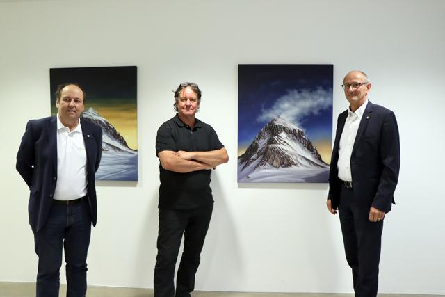 Ausstellungseröffnung: Künstler Roland Böck (Mi.) mit Alpinarium-GF Anton Mattle (re.) und Projektleiter Helmut Pöll. | Foto: Othmar Kolp