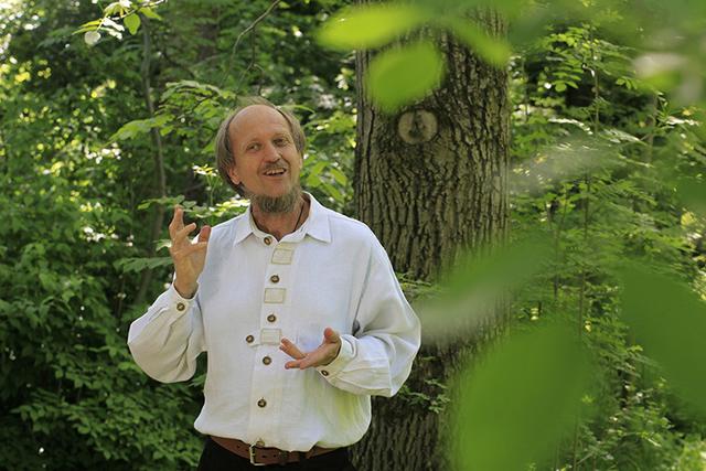Märchenhaft: Märchenerzähler Frederik Mellak lädt ein. | Foto: Mellak
