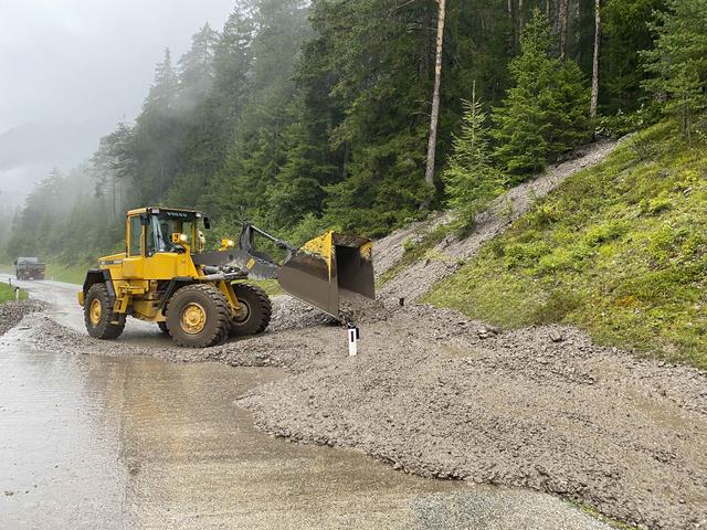 Nach einem Unwetter am Sonntag musste die Straße zwischen Trins und Gschnitz vorübergehend gesperrt werden. | Foto: zeitungsfoto.at
