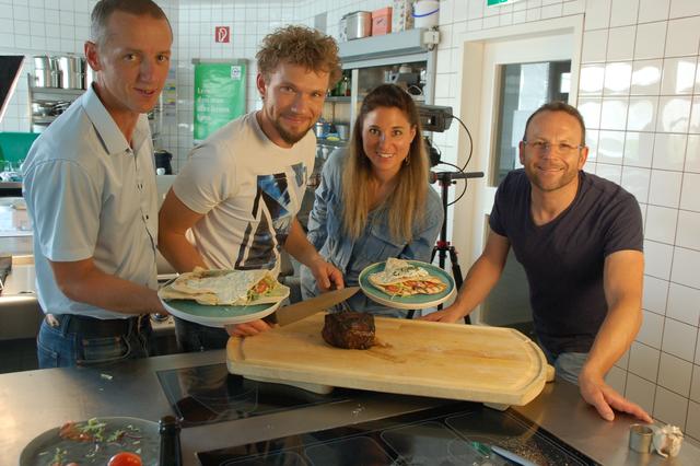 So lässt’s sich leben und filmen: Direktor Michael Hörhan, Thommy Ten, Amelie van Tass und Kochlehrer Wolfgang Lahmer.