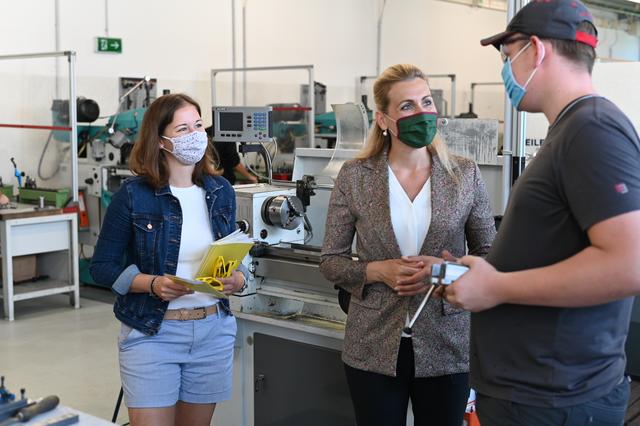 Jugendsprecherin Claudia Plakolm (links) und Bundesministerin Christine Aschbacher im Gespräch mit einem Lehrling im Betrieb ELMET, Oferting
  | Foto: JVP