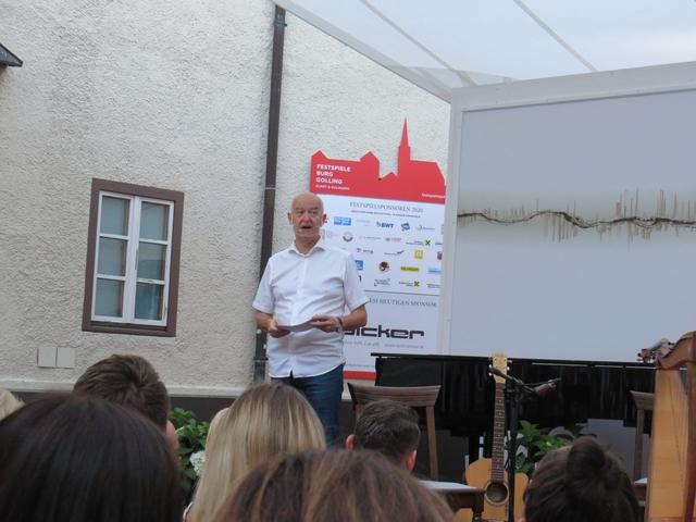 Festspiel-Vorstand Hermann Döllerer begrüßt die Gäste