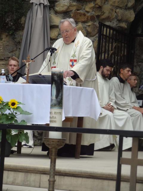 Der Kierlinger Pfarrer, Stiftsdechant Benno feiert mit seinen Kierlingern die Maria Himmelfahrtmesse in der Lourdesgrotte.
 | Foto: Christl Chlebecek