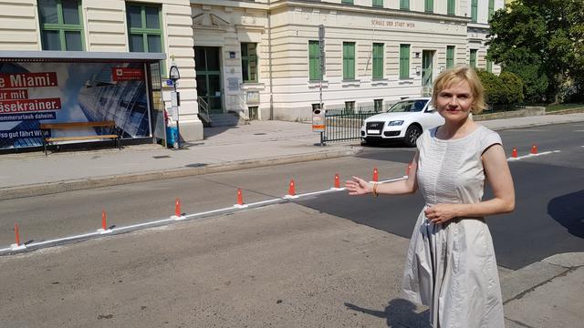 Bezirksvorsteherin Silke Kobald kurz nach der Anbringung des Fahrbahnteilers. | Foto: BV Hietzing