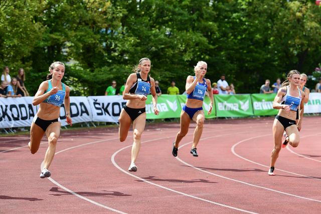 Julia Schwarzinger (l.) von der TGW Zehnkampfunion sprintete in der Südstadt über die 200 Meter Ivona Dadic (r.) davon. | Foto: ÖLV/ Alfred Nevsimal