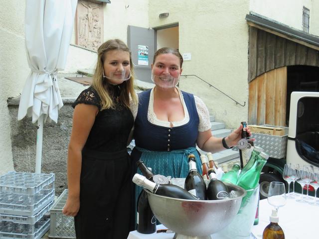 Laura und Steffi versorgen die Festspielgäste mit Getränken