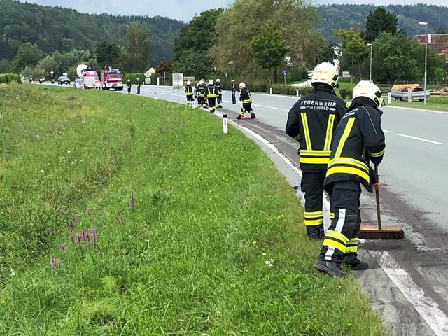 Die Stadtfeuerwehr Pinkafeld beseitigte eine Ölspur auf der B63. | Foto: Stadtfeuerwehr Pinkafeld
