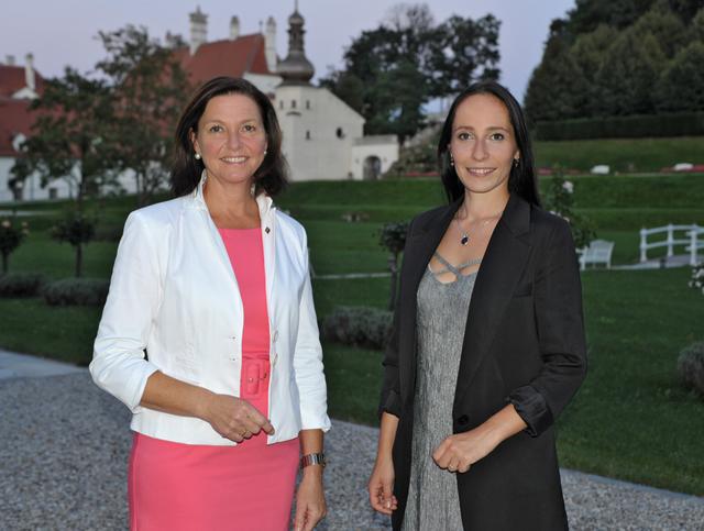 Landtagsabgeordnete Doris Schmidl mit Anastasia Irmiyaeva. | Foto: Schloss Thalheim