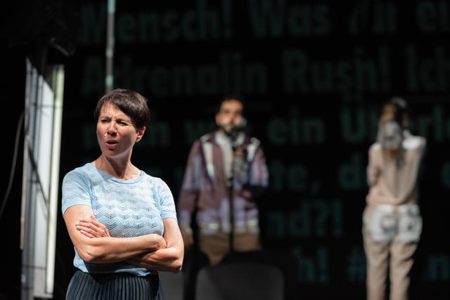 Theater praesent-Leiterin Elke Hartmann gemeinsam mit Johnny Mhanna und Yael Hahn in „Etwas Kommt Mir Bekannt Vor“. | Foto: Daniel Jarosch