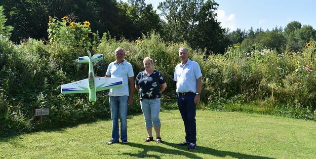 Vereinsobmann Karl Jamnig, Hannelore Jamnig und Ortsbildreferent Stefan Kramer (v.l.) beim Modellflugplatz in Gablern
 | Foto: KRM (6)