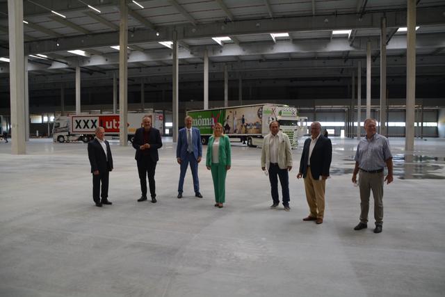 Die Pressekonferenz fand in der überdimensionalen Halle statt. 