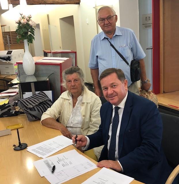 Bei der Unterzeichnung des Schenkungsvertrags: Heiderose Hildebrand mit Museumsobmann Werner Amon | Foto: KK
