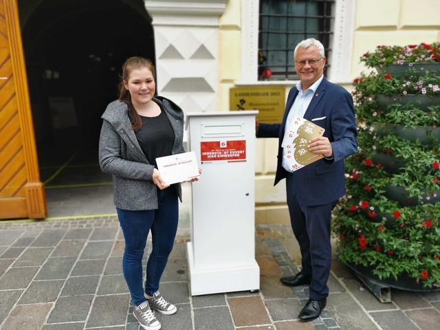 Aufgrund des Erfolgs der Gutschein-Aktion musste sogar ein größerer Postkasten vor dem Rathaus aufgestellt werden | Foto: Eisenstadt