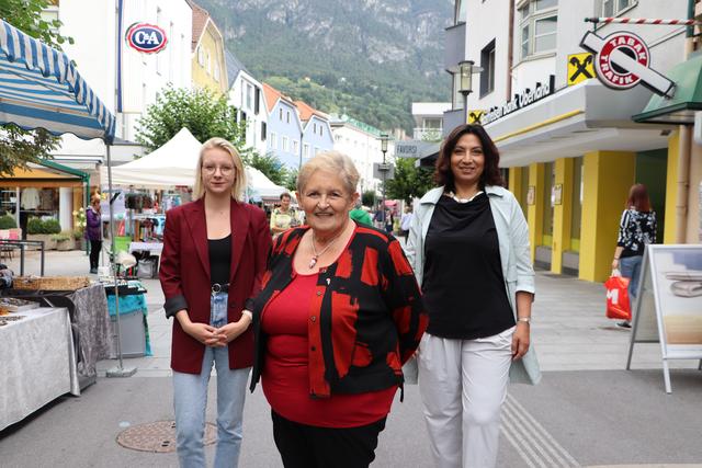 Frauensprecherin der SPÖ Tirol im Landtag Elisabeth Fleischanderl, Bezirksfrauenvorsitzende der SPÖ Landeck Brigitte Trötzmüller und Nationalratsabgeordnete und Landesfrauenvorsitzende der SPÖ Tirol Selma Yildirim (v.li.)  wiesen auf Ungleichheiten beim Verdienst von Frauen hin. | Foto: Siegele