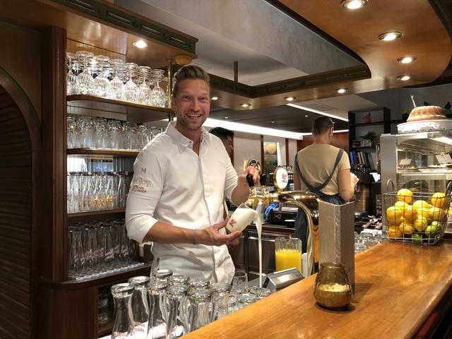 Gastronom Didi Maier beim Bierzapfen hinter dem Tresen im Café Wernbacher.  | Foto: sm