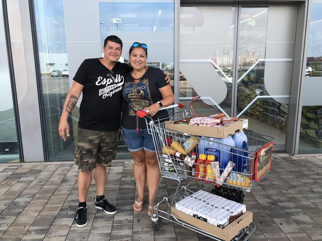 Nathalie Woschitz und Florian Fanta holten ihren Gewinn, das Grillgut beim Eurospar im Eco-Plus-Park ab.  | Foto: Michalka