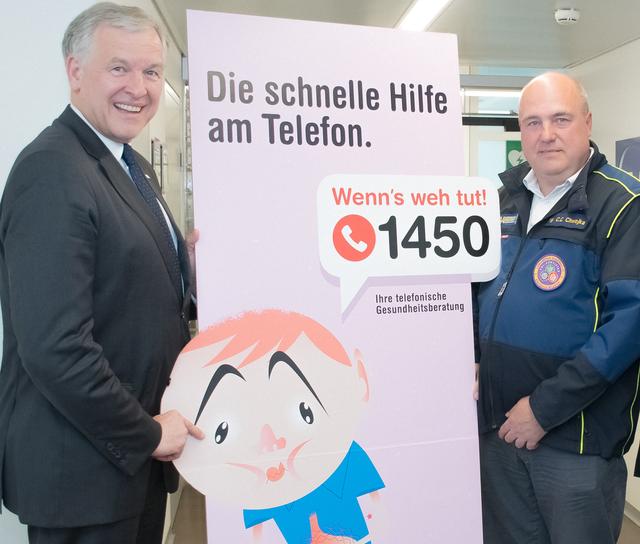 LR Martin Eichtinger mit Notruf NÖ Geschäftsführer Christof Constantin Chwojka | Foto: Notruf NÖ