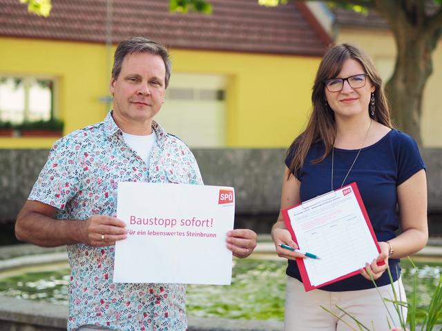 Gerhard Frasz  und Angela Gludovatz sammeln Unterschriften für einen sofortigen Baustopp in Steinbrunn. | Foto: SPÖ Steinbrunn