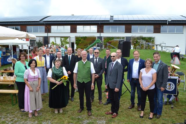 v.l.n.r.: Obfau NÖ Dorf-Stadterneuerung ÖKR Maria Forstner, LAbg. Bgm. Margit Göll, NR Martina Diesner Wais, Obmann Wirtschaftsforum Waldviertel KR Christof Kastner, Elfriede Bruckner, Pater Gregor, Mag. Hadmar Senk, Wirtschaftsforum Waldviertel Birgit Trojan, der Jubilar Bgm. Martin Bruckner, Josef Wallenberger, Bgm. Peter Höbarth, Bgm. Franz Linsbauer, Bgm. Otmar Kowar, Bgm. Hermann Hahn, Bgm. Patrick Layr, Katharina und NR Lukas Brandweiner | Foto: VP-NÖ