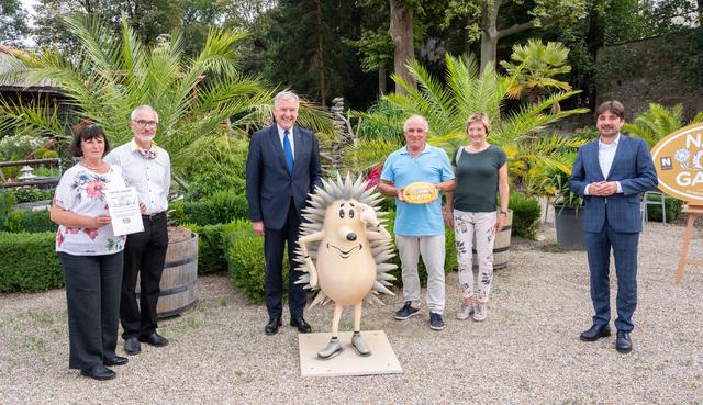 Christine und Alfred Nussbaumer, Landesrat Martin Eichtinger,  Erich und Christa Ringseis und Vizepräsident „Natur im Garten“ Schaugärten Franz Gruber. | Foto: Natur im Garten