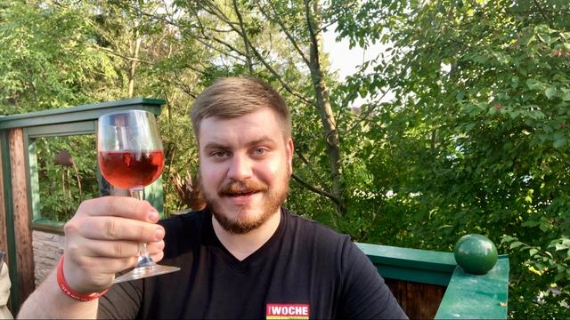 WOCHE-Redakteur Simon Michl schreibt (und trinkt) für den Bezirk Deutschlandsberg. | Foto: Michl