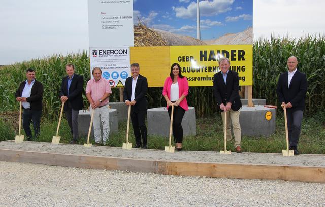 Vzbgm. Robert Michitsch, GF Wolfgang Trimmel, Bgm. Werner Friedl, Vorstandsvorsitzender Michael Gerbavsits, LH-Stv. Astrid Eisenkopf, Vorstandsdirektor Alois Ecker und Prokurist Josef Kuzmits beim Spatenstich für den Windpark Zurndorf II.