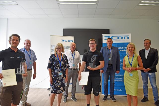 Lehrlingsausbilder Daniel Rusch, Bgm. Josef Ritzer (Ebbs), Beate Palfrader, AK-Vorstandsmitglied Werner Salzburger, Patrick Gruber, Vize-Bgm Martin Gschwentner (Schwoich), Barbara Schwaighofer (WK Kufstein), "3con" Gründer und GF Hannes Auer (v.l.) freuten sich mit Patrick Gruber über die Auszeichnung.  | Foto: Land Tirol/Huldschiner