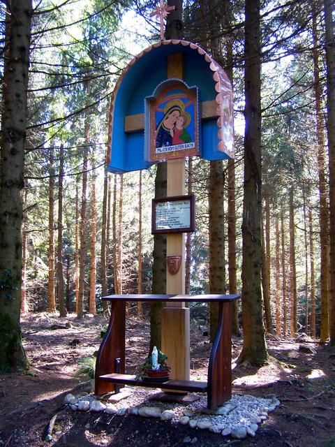 Das renovierte Wegkreuz „Mutter vom guten Rath“. | Foto: Strohbach