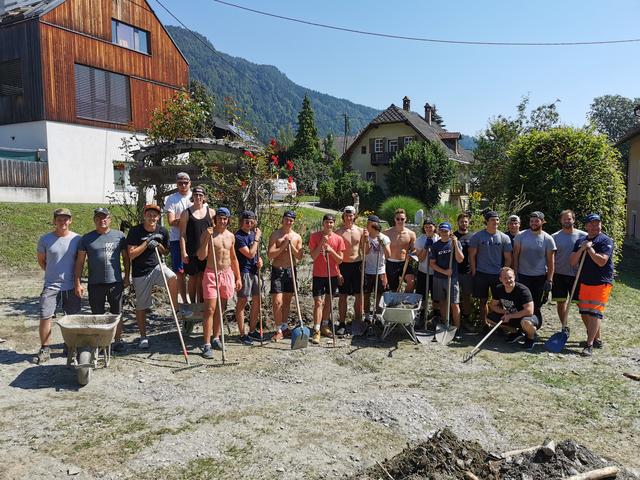 Die Eishockey-Spieler des ECS Steindorf und der U20 des VSV nahmen Schaufeln zur Hand und halfen mit. | Foto: Privat