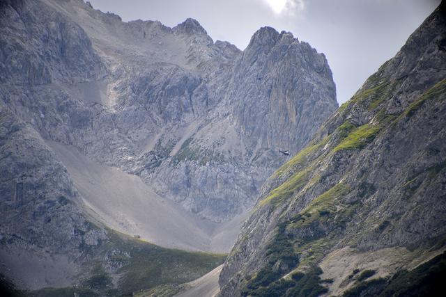 Zwei Mal wurde am Dienstag mit dem Hubschrauber Libelle nach dem Vermissten gesucht. Heute geht die Suche weiter. | Foto: Zoom Tirol