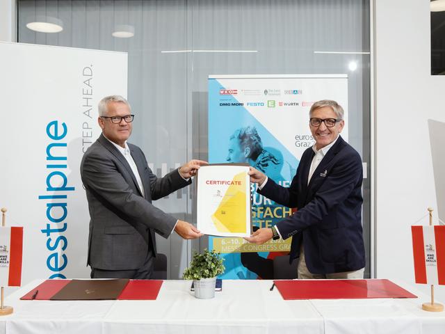Franz Kainersdorfer (Voestalpine) und Josef Herk (WKO/EuroSkills) bei der Unterzeichnung des „Sponsorship Certificate“ am Standort in Leoben-Donawitz. | Foto: voestalpine