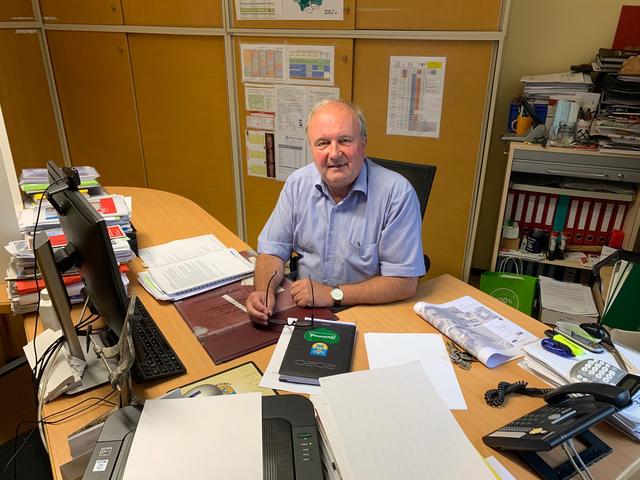 Am Arbeitsplatz: Rudolf Hofbauer wurde erneut als Bürgermeister der Marktgemeinde Langenwang bestätigt. Er ist 62 Jahre alt.  | Foto: Koidl