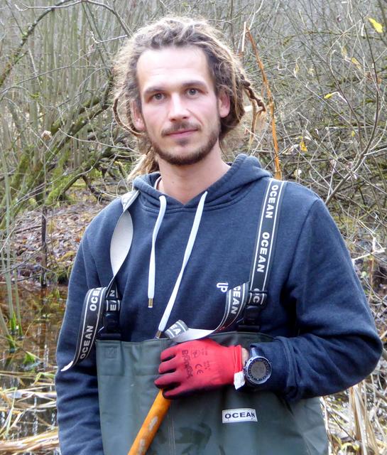 Wenn die Maßnahmen gegen die Ausbreitung des Springkrauts regelmäßig über mehrere Jahre durchgeführt werden, seien klare Erfolge sichtbar, zeigt sich Schutzgebietsbetreuer Philipp Larch überzeugt.  | Foto: Haun/BB Archiv
