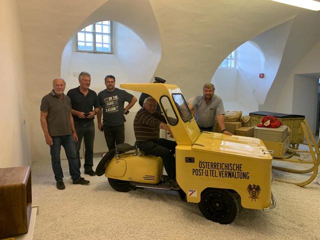Lastenroller Puch 125: Museumskustos Friedrich Schwaiger (3.v.li.) mit Mitarbeitern des Post- und Telegraphenmuseums. | Foto: Post- und Telegraphenmuseum Eisenerz