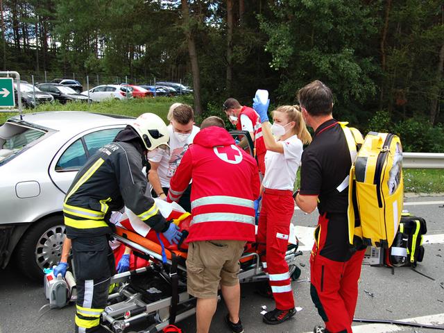 Feuerwehr, Rettung und Polizei waren nach einem schweren Verkehrsunfall im Einsatz. | Foto: Stadtfeuerwehr Pinkafeld