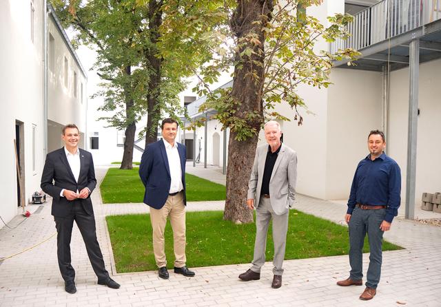Die beiden AREA-Geschäftsführer Markus Haiden und Patrick Volkert führten Bürgermeister Klaus Schneeberger und Stadtrat Philipp Gruber durch das zukünftige Wohnheim in der Ungargasse 9. | Foto: Stadt Wiener Neustadt/Weller