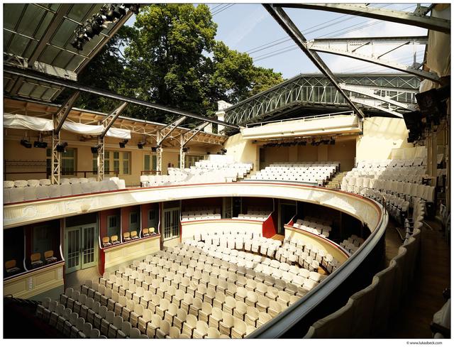Ein Blick auf den Zuschauerraum und die Glasdachkonstruktion der Sommerarena | Foto: Bühne Baden