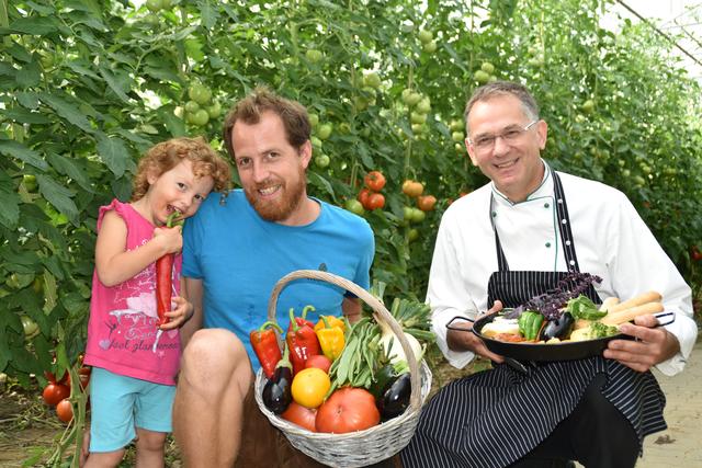 Echte Gemüsefans: "Tafelspitz"-Chef Ulrich Krug (r.), Bio-Gemüsegärtner Simon Wedenig und Tochter Katharina  | Foto: Friessnegg