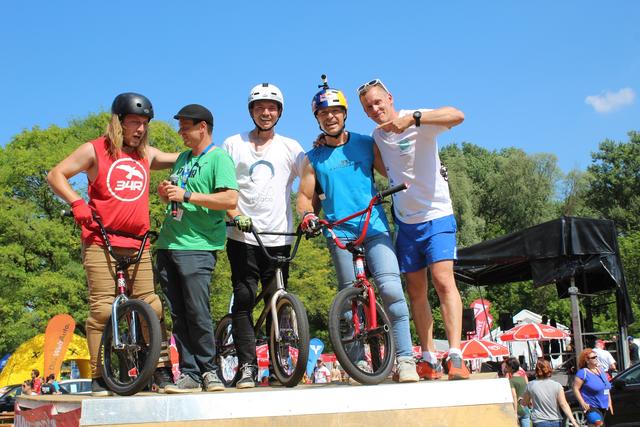 Laufend Helfen 2.0 – Obmann Markus Riederer (r.) mit BMX-Meister Senad Grosic (2.v.r.) und den BMX-Profis beim ersten Lichtblick-Lauf (2018). | Foto: Laufend-Helfen 2.0