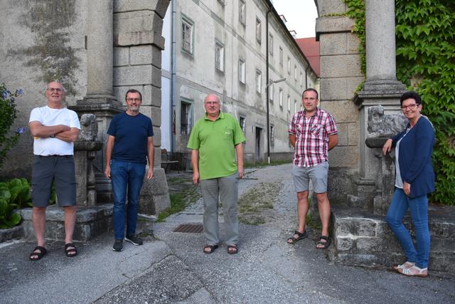 Die Vertreter der B.I.R.K.E. vor dem ehemaligen Dominikaner-Kloster in Münzbach.  | Foto: Robert Zinterhof