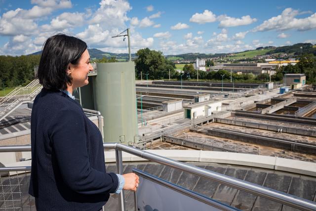 Mithilfe der Abwasseranalyse erhofft sich Ministerin Köstinger ein regionales Auftreten der Viren rascher erkennen zu können. | Foto: BMLRT/Christian Lendl