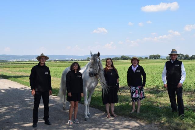 Delegation des Reitkultur-Vereins Weiß-Blau-Gold mit Dorothee von Laer im Equiliber Reitkunstzentrum (Hintergrund Silhouette der Landeshauptstadt Eisenstadt).  | Foto: Tamara Aschauer-Linda