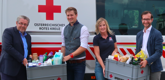 Stefan Leitl (re.) und Andreas P. Gibus (li.) überreichen die gesammelten Waren an Heidi Gaisbauer und Philipp Wiatschka vom Roten Kreuz Eferding. | Foto: ÖRK