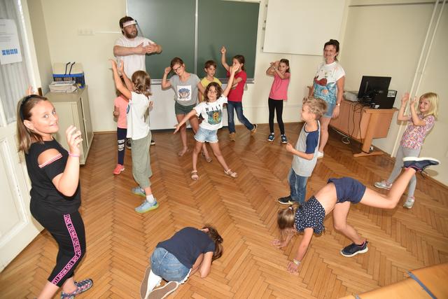 Im Bild: Mag. Stephan Kreuzer und Rosemarie Dollensky mit den jungen Theaterbegeisterten beim Nachstellen eines Bauernhofes | Foto: Pressestelle Baden/Pohl