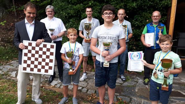 Hintere Reihe: Dr. Hubert Prinz, Stefan Fegerl, Rudolf Rausch und Wilfried Zeiler
Vordere Reihe: Turnierleiter Dr. Franz Kropik, Lukas Dienstl, Andreas Kolm und David Marschalek | Foto: USC Bad Großpertholz